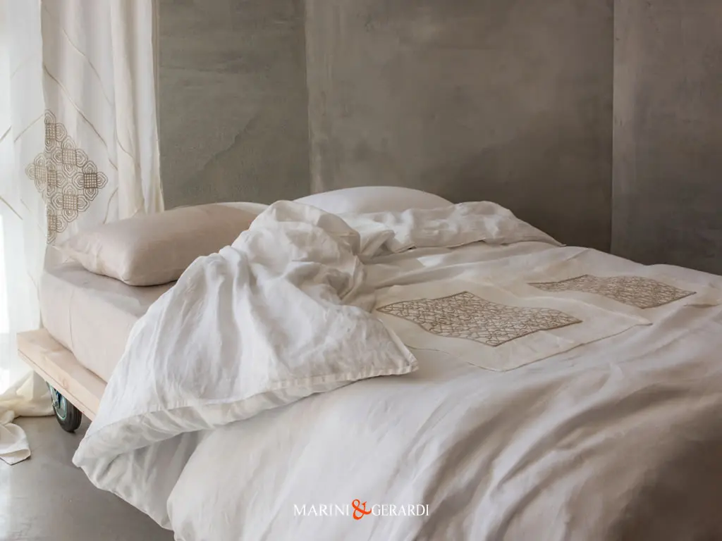 sacco piumone matrimoniale lino bianco con ricamo sacco piumone matrimoniale lino bianco con ricamo