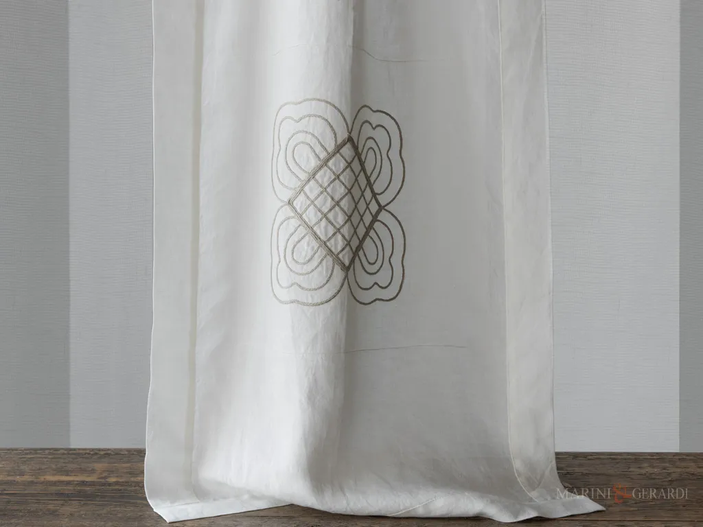 Tendine a vetro ricamate in lino Tendine a vetro ricamate in lino