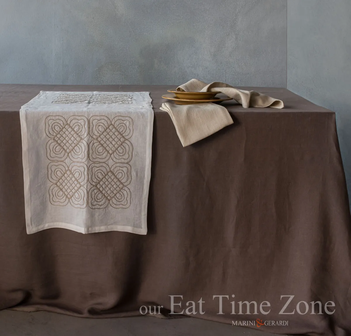 tavola apparecchiata con runner in lino terra umbra