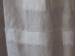 tende da interni in lino con applicazioni sfrangiate