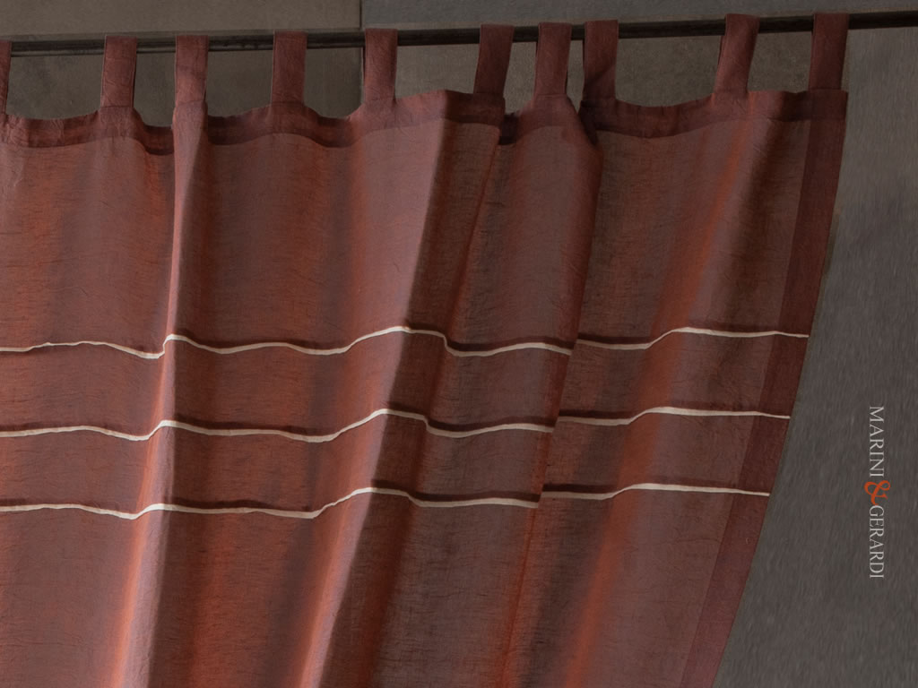 tende di design in lino bordeaux con inserti
