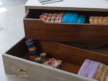 tavolo contenitore basso per salotto con doppio cassetto nascosto