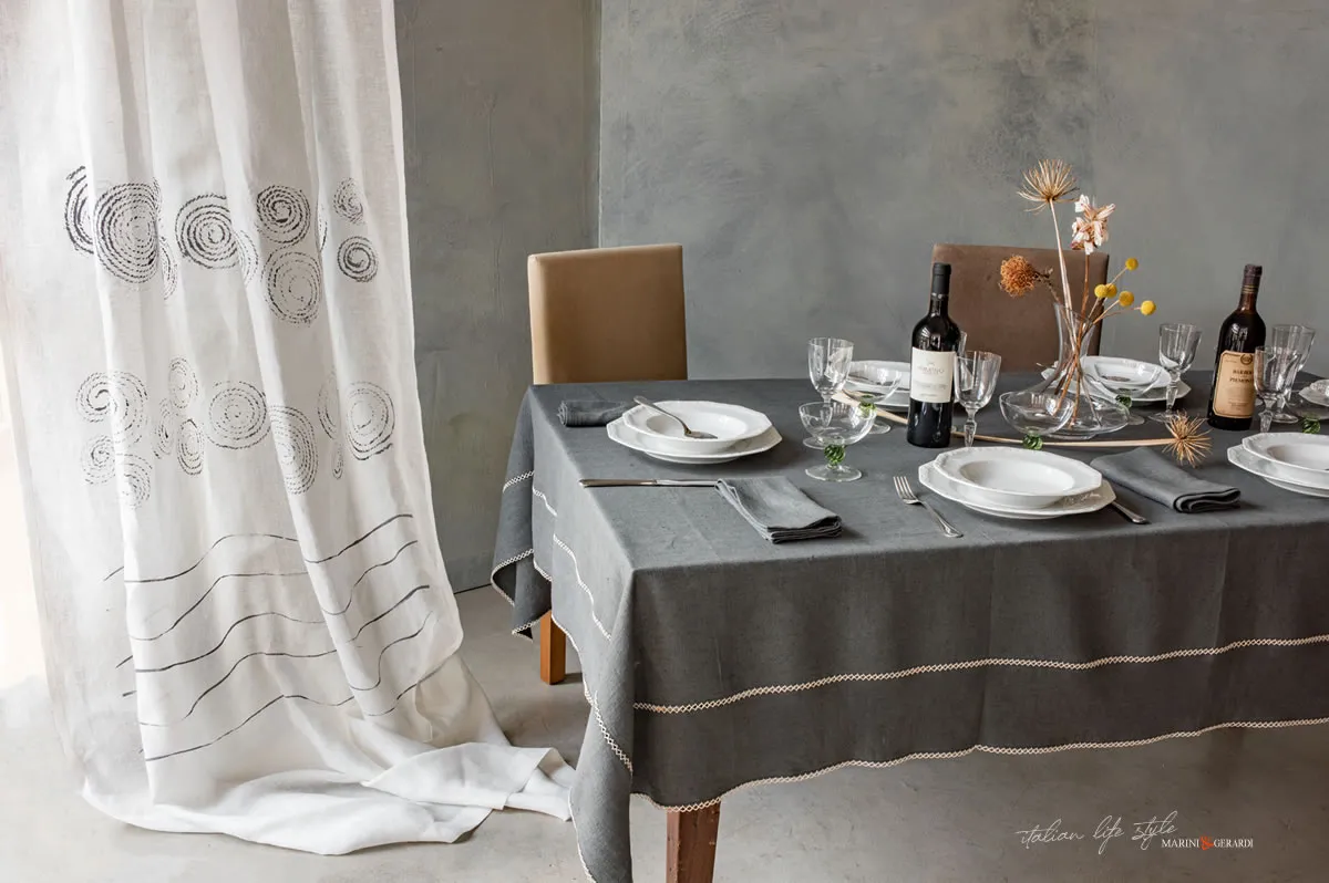 tovaglia di lino grigio antracite con bottiglia di vino fiori tendaggi tovaglia di lino grigio antracite con bottiglia di vino fiori tendaggi