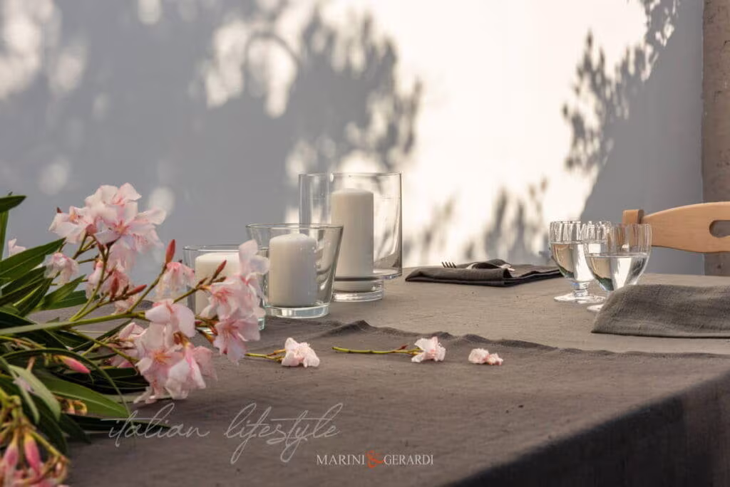 tovaglia e tovaglioli in lino grigio per tavola moderna tovaglia e tovaglioli in lino grigio per tavola moderna