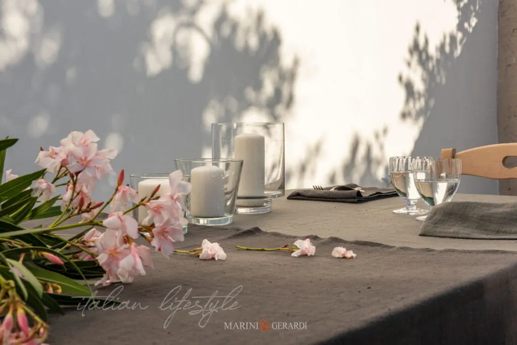 tovaglia e tovaglioli in lino grigio per tavola moderna tovaglia e tovaglioli in lino grigio per tavola moderna