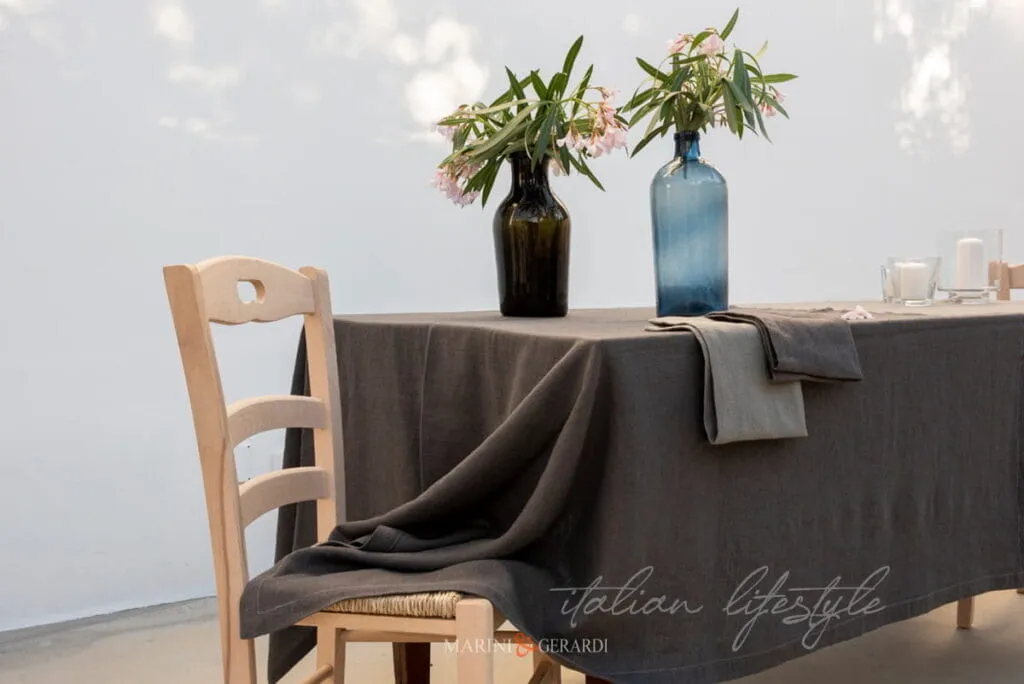 tovaglie con tovaglioli in lino grigio per tavola elegante tovaglie con tovaglioli in lino grigio per tavola elegante