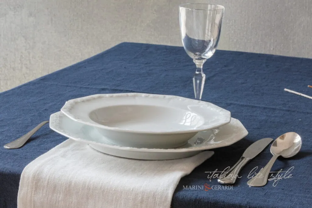 tovaglie moderne blu con tovaglioli in lino bianchi tovaglie moderne blu con tovaglioli in lino bianchi