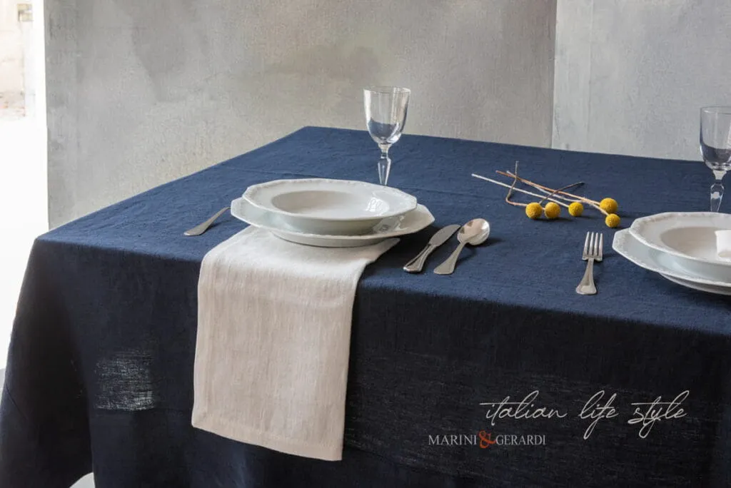 tovaglie moderne in lino blu con tovaglioli bianchi tovaglie moderne in lino blu con tovaglioli bianchi