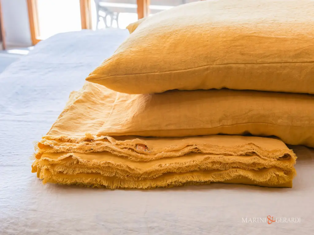 Federe cuscini letto in lino stropicciato giallo oro risvegli Federe cuscini letto in lino stropicciato giallo oro risvegli