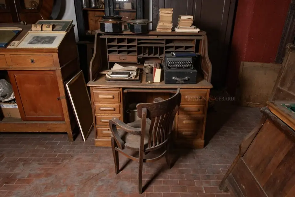 Scrivania americana rullo serrandina in rovere Scrivania americana rullo serrandina in rovere - libri - macchina da scrivere