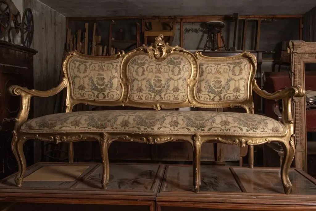 Divano barrocco dorato 3 posti vintage Divano barrocco dorato 3 posti vintage