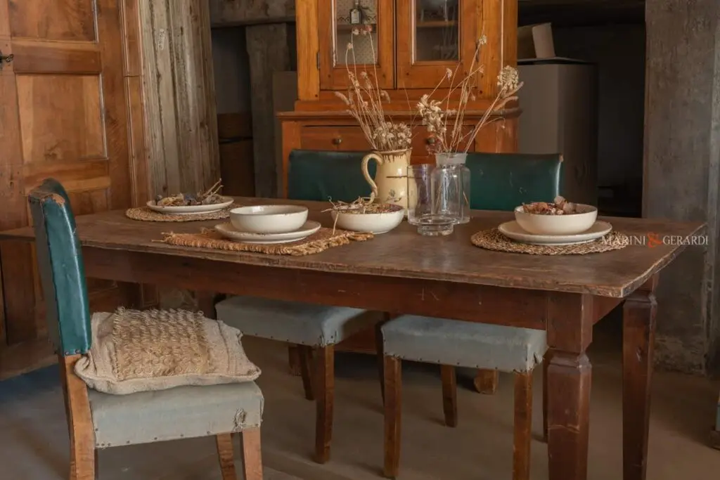 Noleggio arredi vintage per film serie tv tavolo Noleggio arredi vintage per film serie tv tavolo