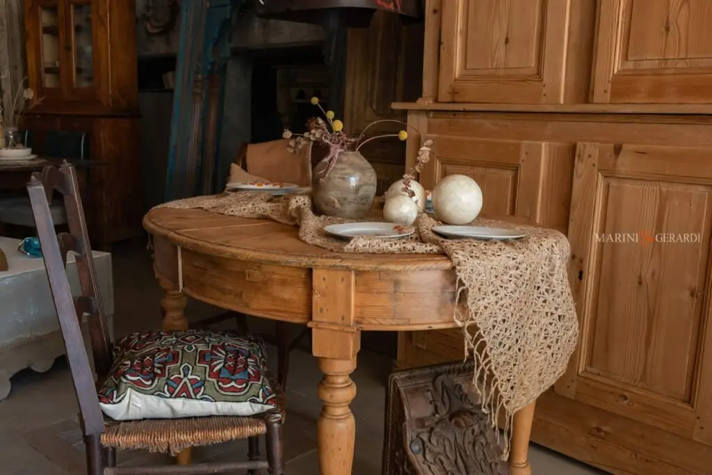 Servizi di noleggio arredi vintage per film serie tv Servizi di noleggio arredi vintage per film serie tv