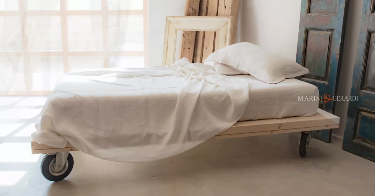 Letto matrimoniale con ruote metalliche in legno massello