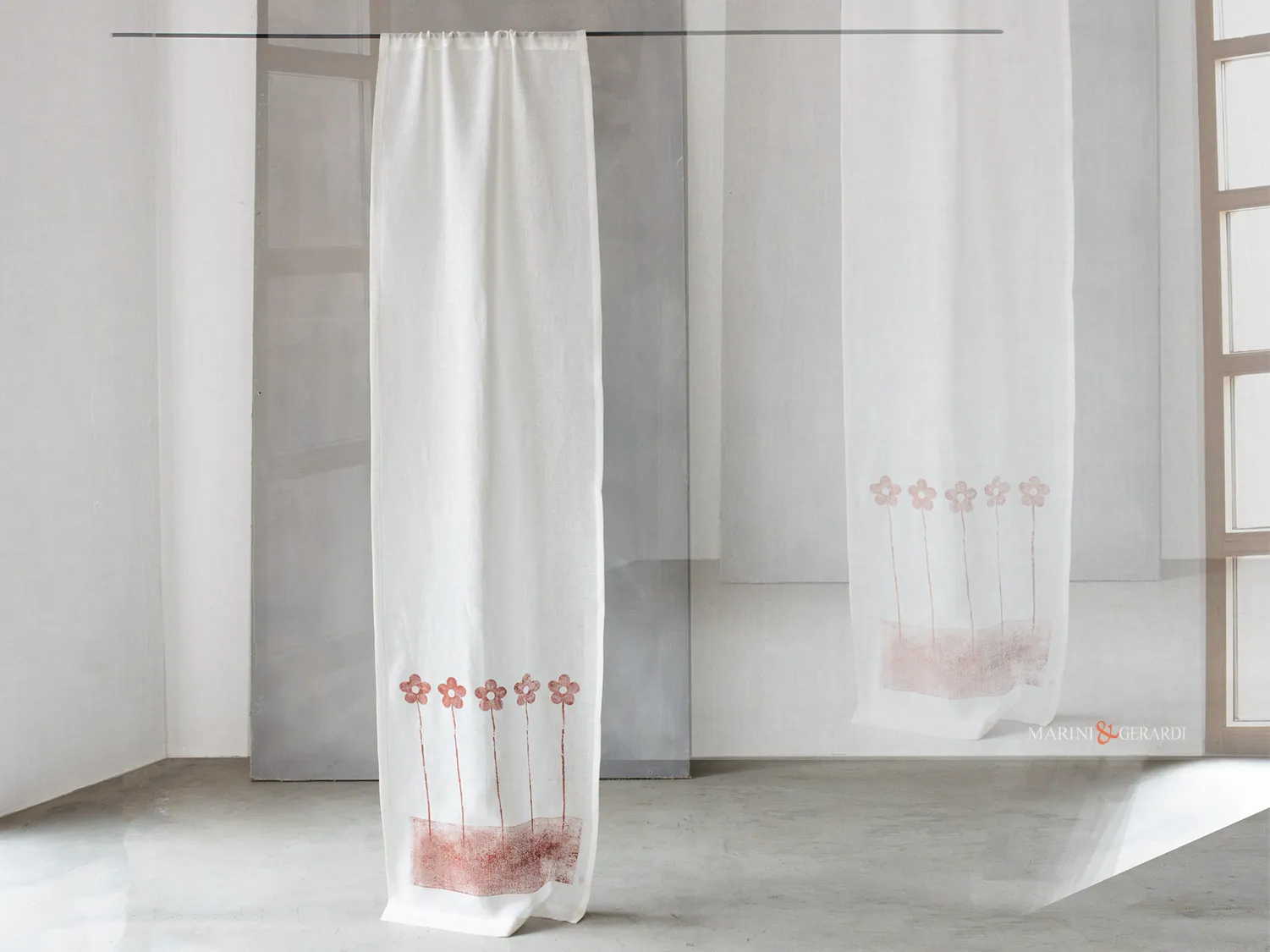 Tende a vetro in lino bianco sanremo fiori design Tende a vetro in lino bianco sanremo fiori design