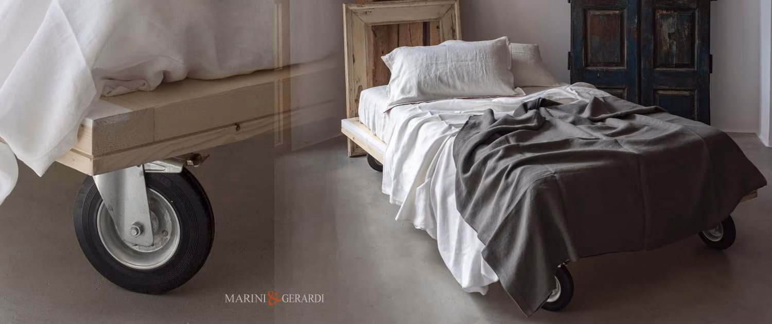 Letto piazza e mezza in legno su ruote metalliche grandi Letto piazza e mezza in legno su ruote metalliche grandi