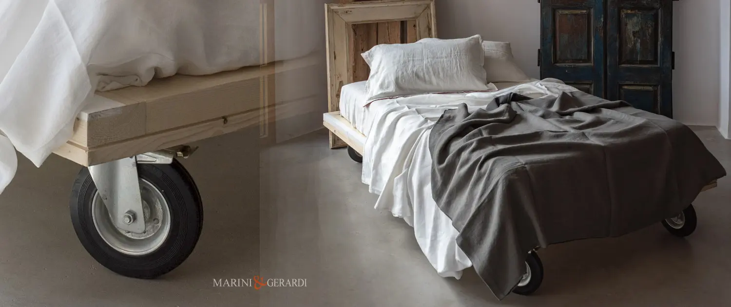 Letto piazza e mezza in legno su ruote metalliche grandi Letto piazza e mezza in legno su ruote metalliche grandi