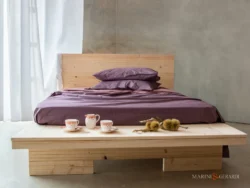 Letto matrimoniale in legno con set lenzuola in cotone