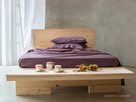 Letto matrimoniale in legno con set lenzuola in cotone