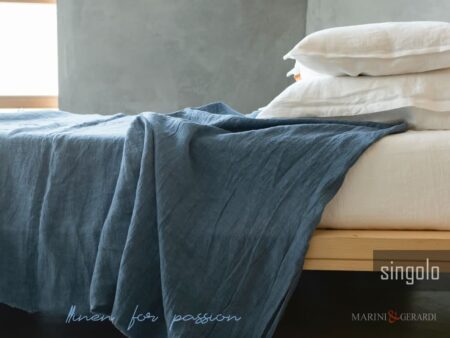 Lenzuola sopra letto singolo lino stropicciato