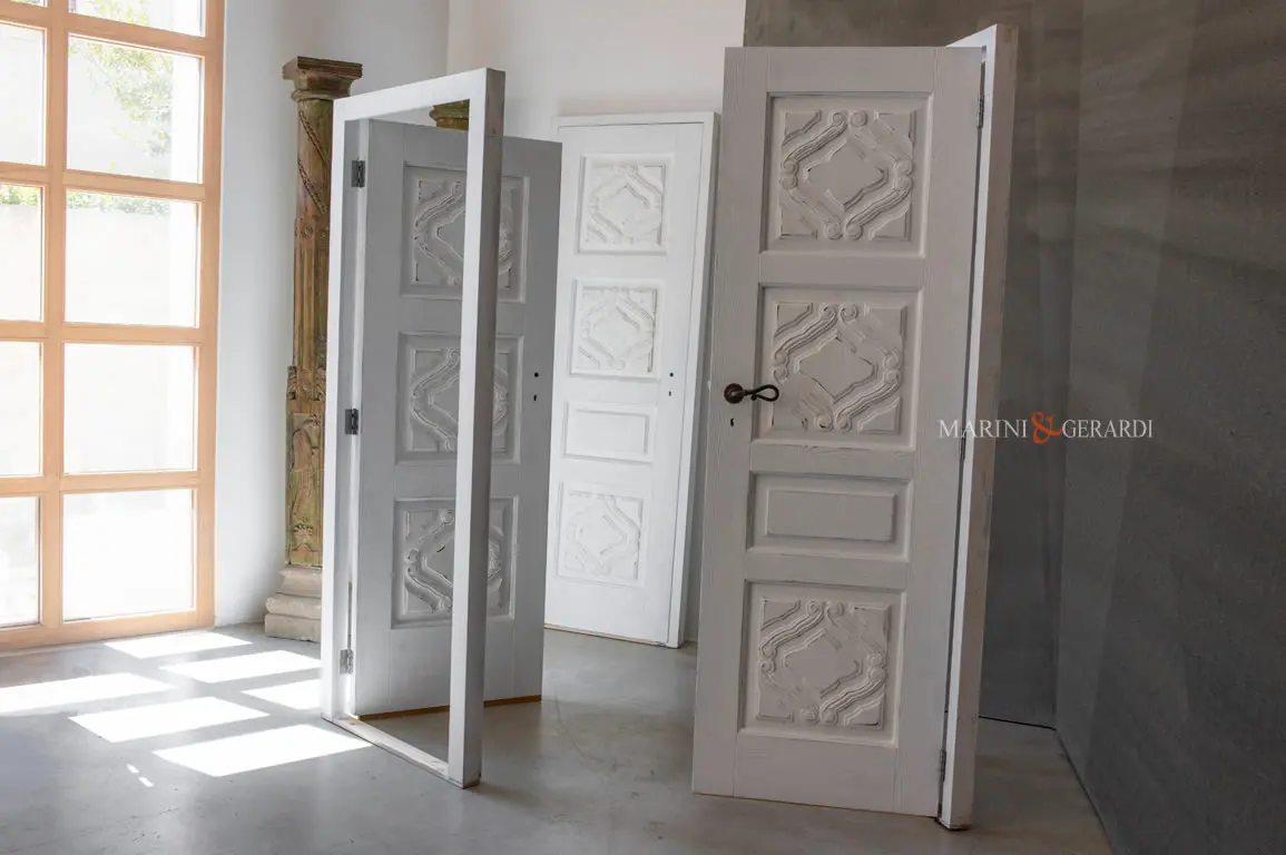 Porte su misura per interni in legno massello decapate bianche Porte su misura per interni in legno massello decapate bianche