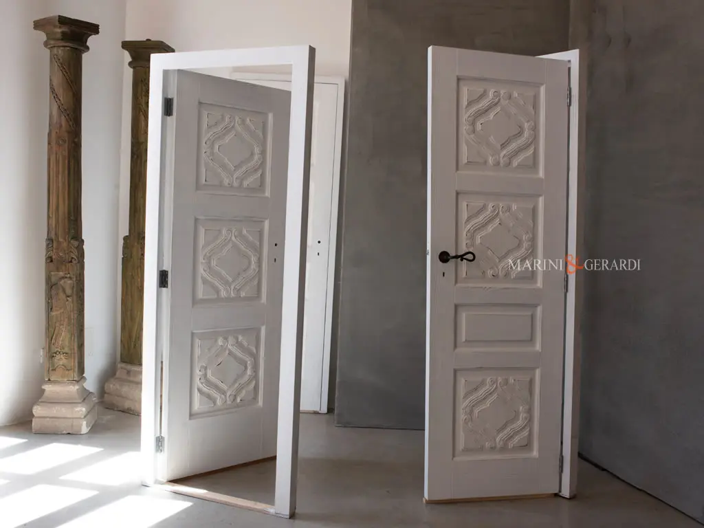 Porte su misura artigianali per interni in legno massello scolpite Porte su misura artigianali per interni in legno massello scolpite