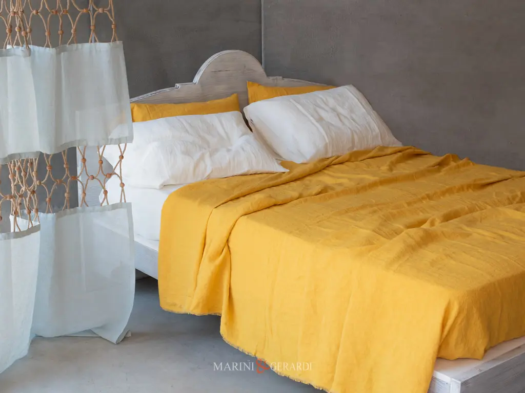 Letto in legno bianco shabby lenzuola in lino arancio Letto in legno bianco shabby lenzuola in lino arancio