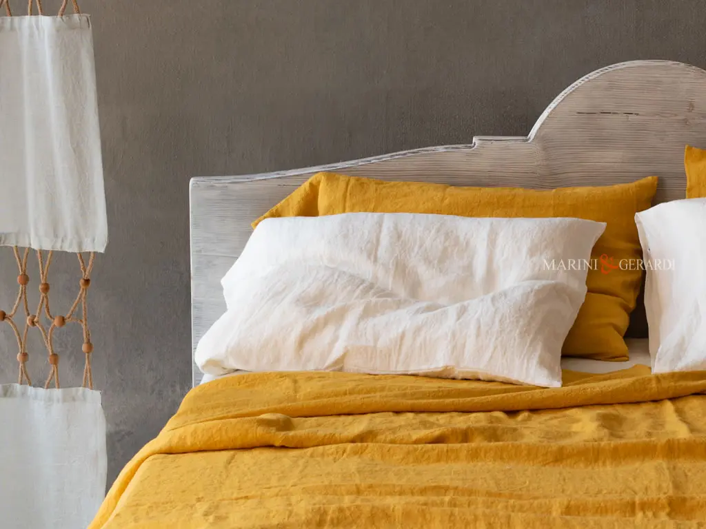 Letto in legno bianco shabby vintage lenzuola in lino Letto in legno bianco shabby vintage lenzuola in lino