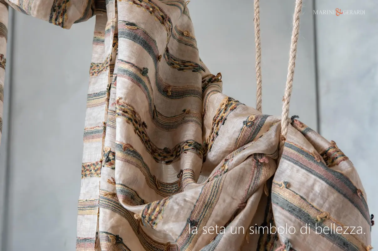 La seta un simbolo di bellezza. La seta un simbolo di bellezza.