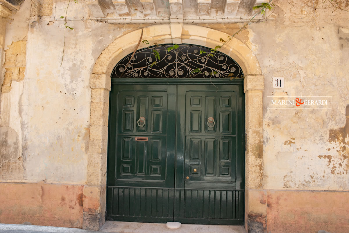 Portone in legno massello bugne scolpite Portone in legno massello bugne scolpite