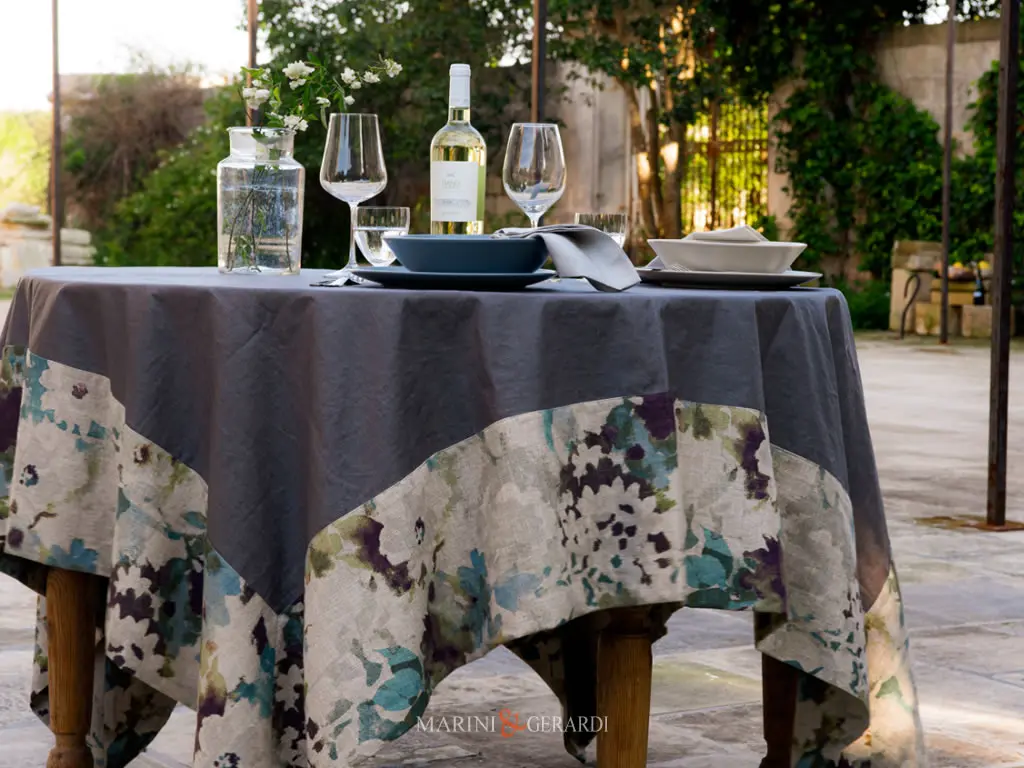 Tovaglia rotonda 200 cm in lino bordo a fiori Tovaglia rotonda 200 cm in lino bordo a fiori