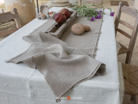 Tovaglie bianche eleganti in lino con runner