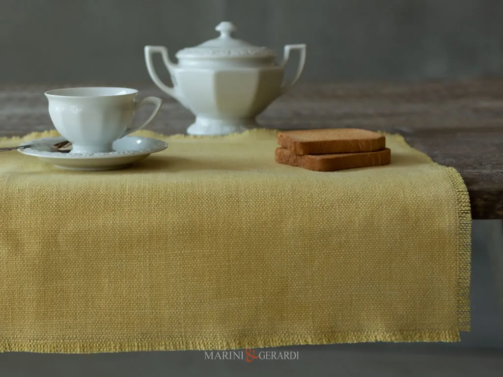 Tovaglietta americana in set gialla più due tovaglioli Tovaglietta americana in set gialla più due tovaglioli