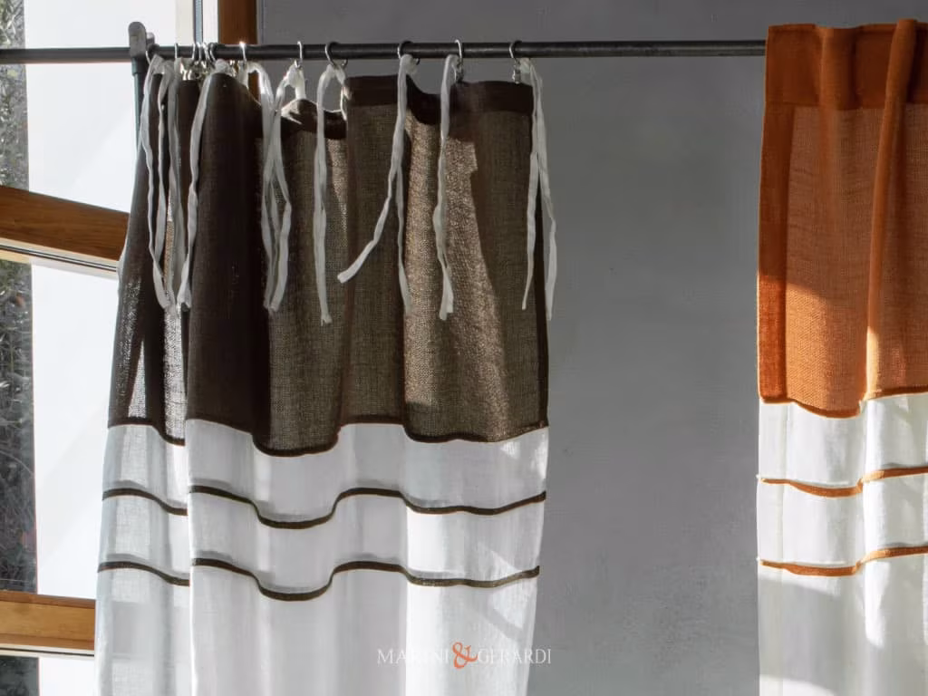 Tenda in lino moderna con matovana inserti a colore asole a fettuccia Tenda in lino moderna con matovana inserti a colore asole a fettuccia - Marini e Gerardi