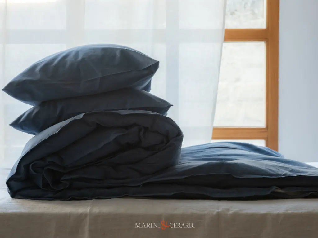 Copripiumino matrimoniale a sacco con bottoni in blu di puro lusso Copripiumino matrimoniale a sacco con bottoni in blu di puro lusso