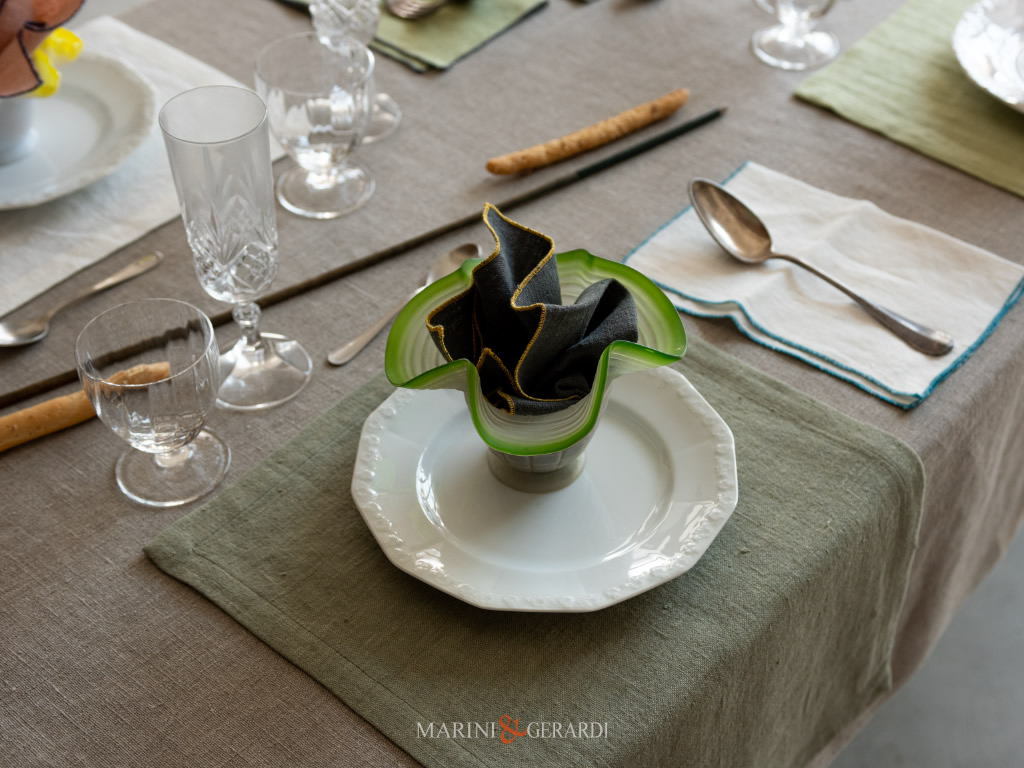 Tovagliato da tavola rustico con tovagliette americane a colore Tovagliato da tavola rustico con tovagliette americane a colore