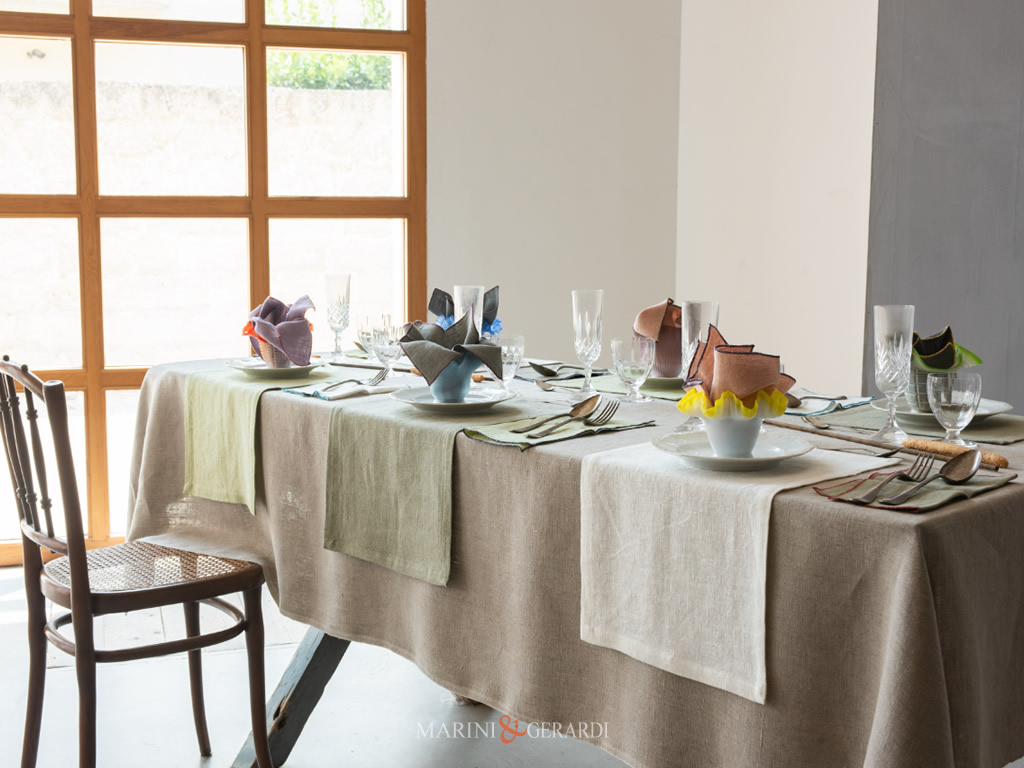 Tovagliato importante con tovagliette americane a contrasto di colore Tovagliato importante con tovagliette americane a contrasto di colore