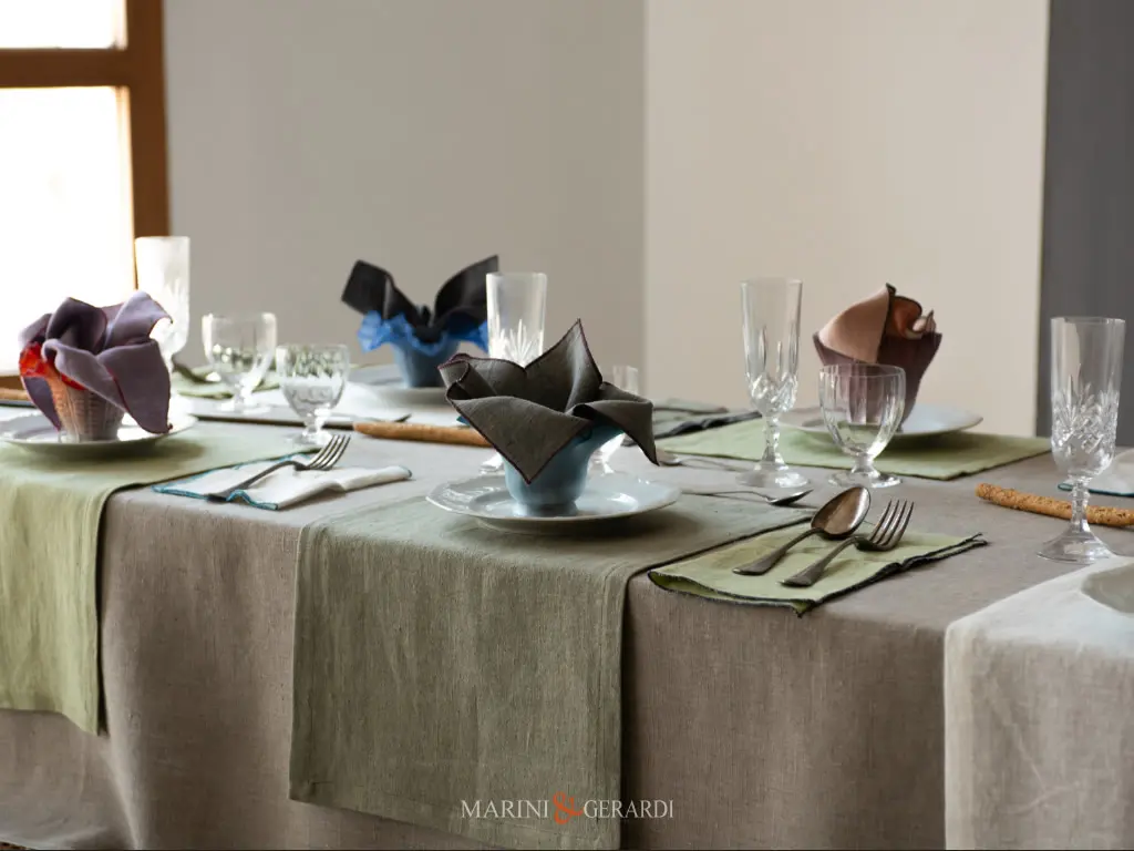 Tovagliato rustico con tovagliette americane verde marcio Tovagliato rustico con tovagliette americane verde marcio