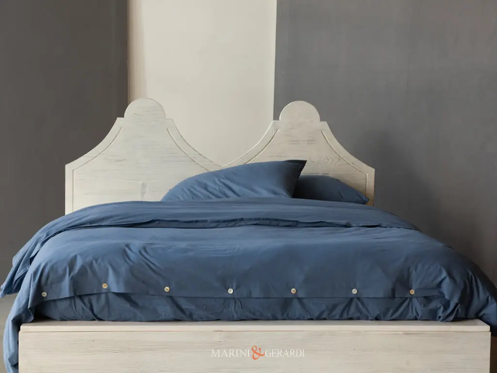 Copripuminì in raso di cotone blu su letto legno massello Copripuminì in raso di cotone blu su letto legno massello - Marini&Gerardi