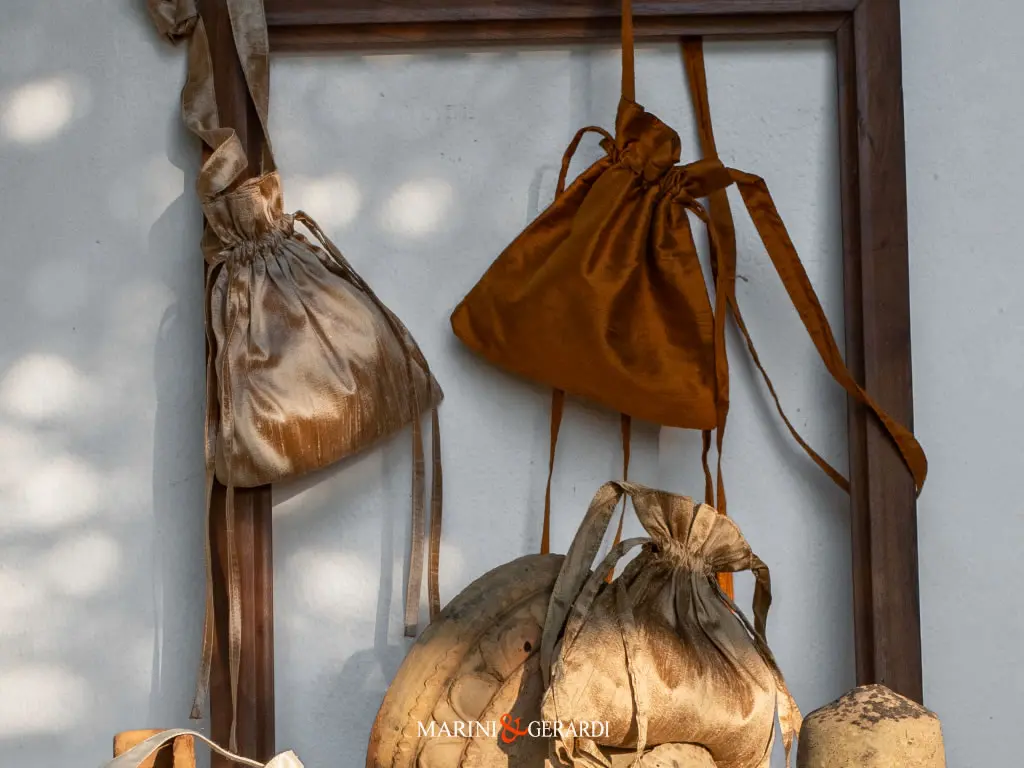 Borse a sacchetto in seta moderne eleganti con laccetti Borse a sacchetto in seta moderne eleganti con laccetti