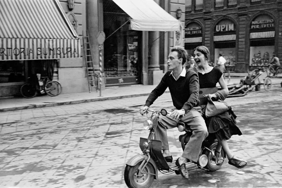 Ruth orkin fotografa - Jinx and Justin on Scooter Florence, Italy, 1951 Ruth orkin fotografa