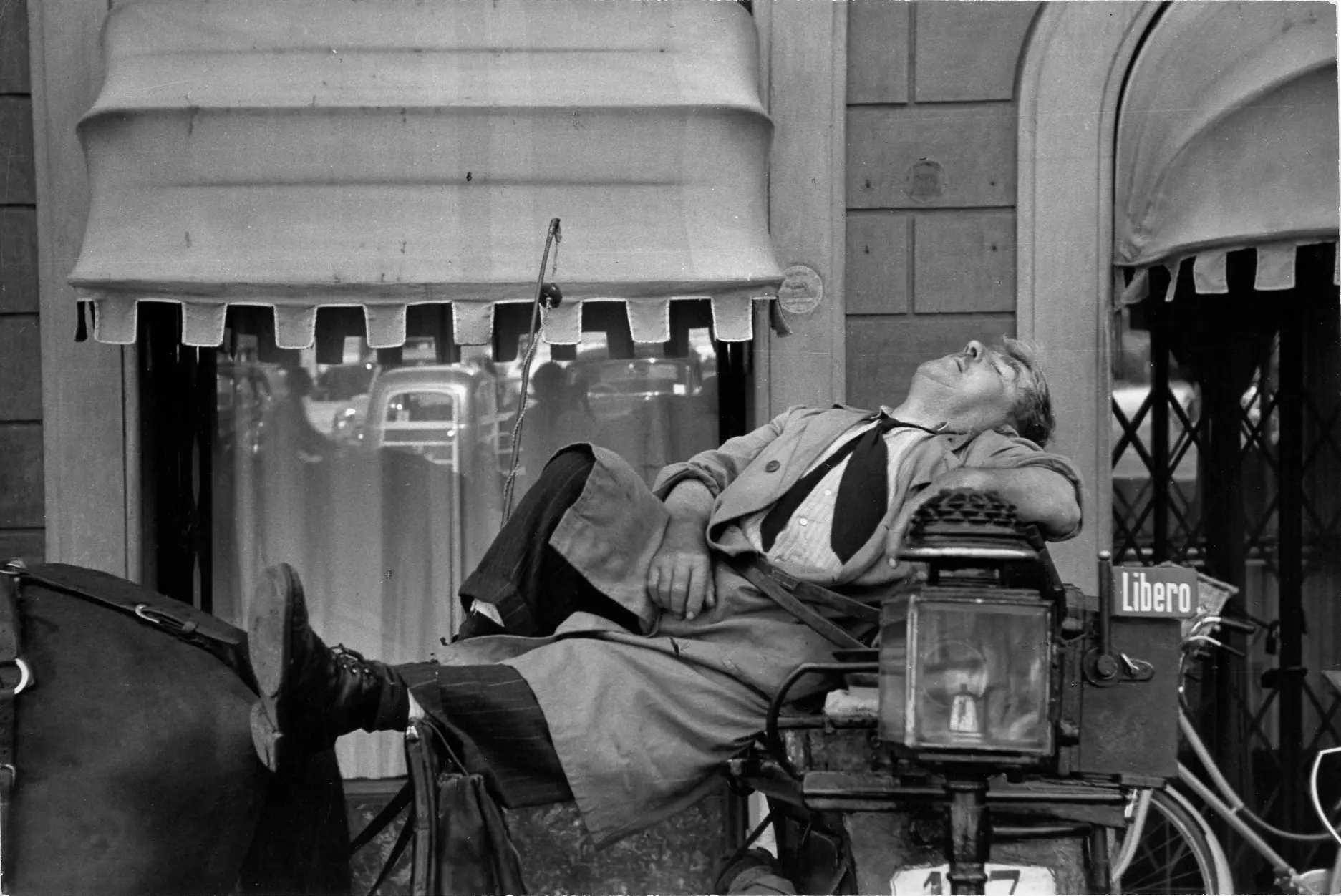 Cocchiere stanco in piazza di sopagna a roma 1951 - Ruth Orkin Cocchiere stanco in piazza di sopagna a roma 1951