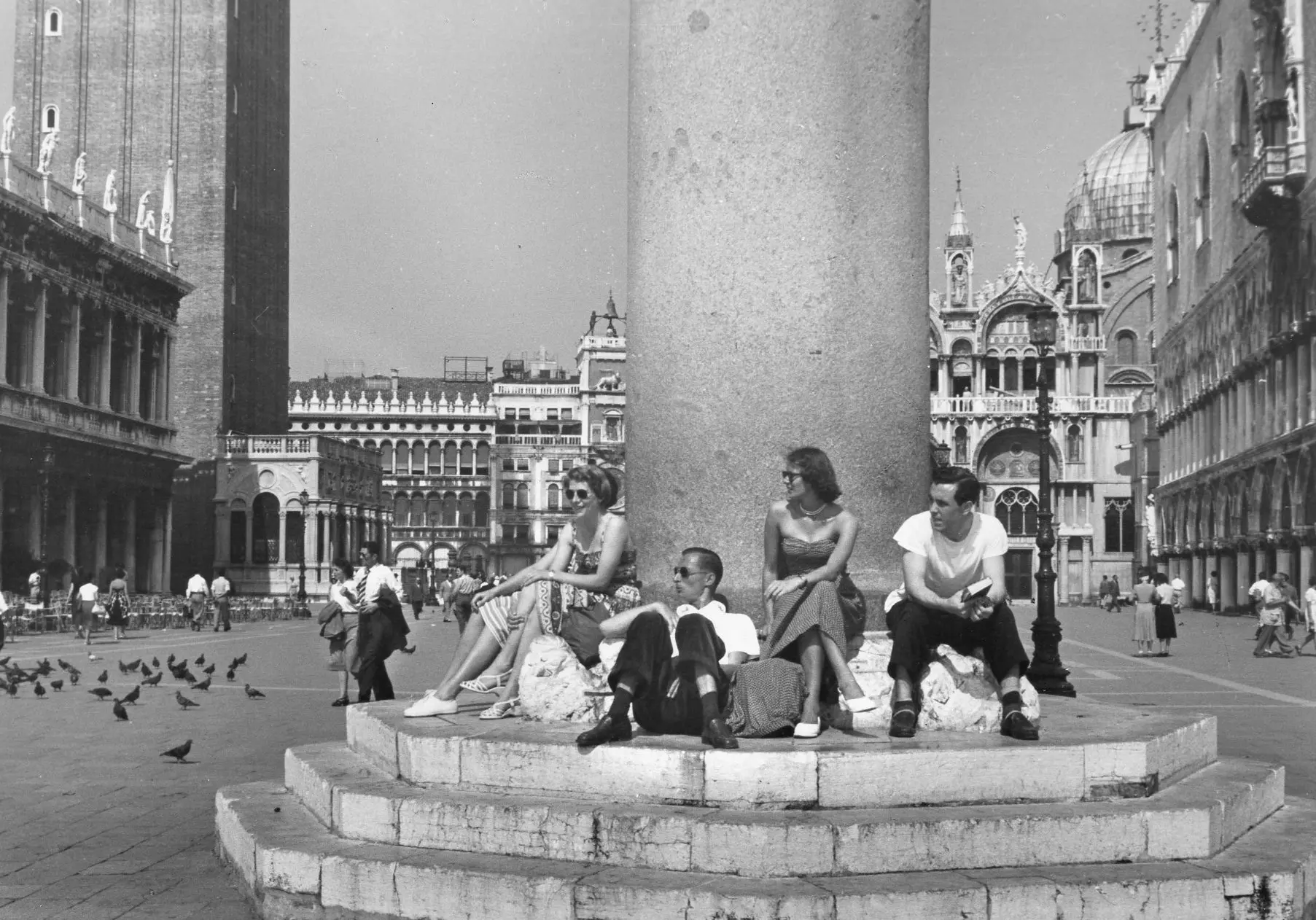 Turisti che riposano venezia 1951 - Ruth Orkin Turisti che riposano venezia 1951