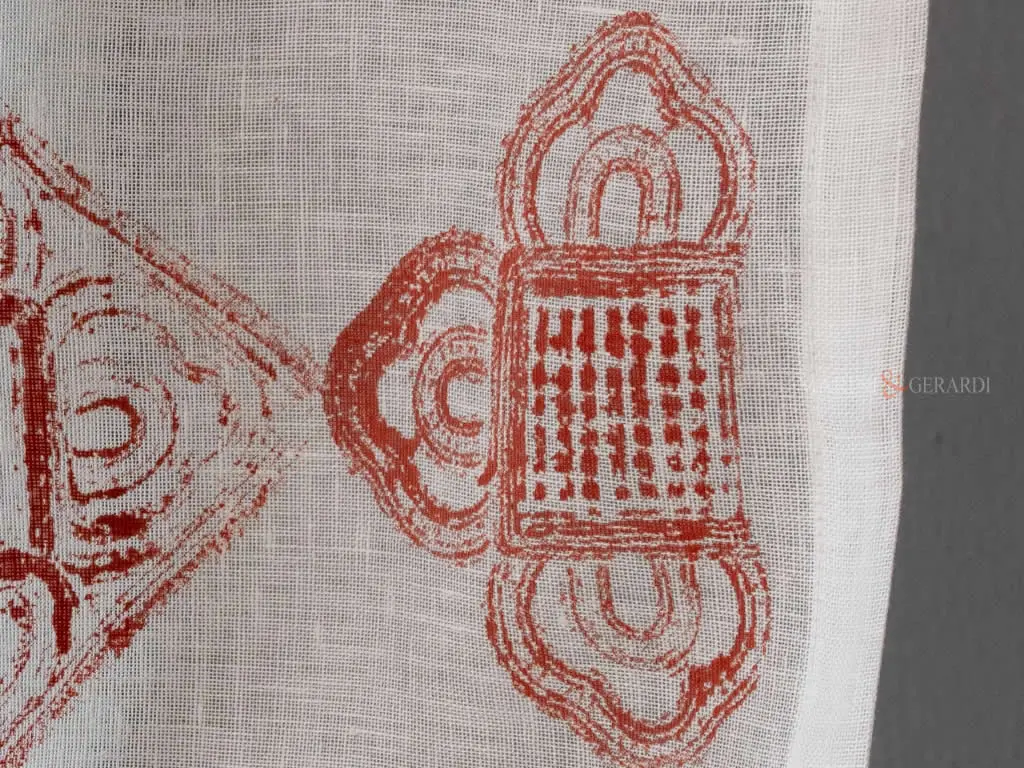 Design moderno per tendine a vetro rosso mattone Design moderno per tendine a vetro rosso mattone