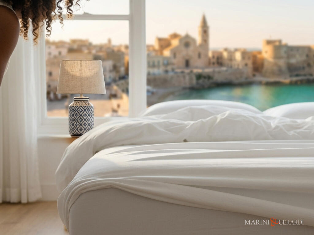 Set enzuola in percalle di cotone bianco sfondo finestra citta di otranto Set enzuola in percalle di cotone bianco sfondo finestra citta di otranto