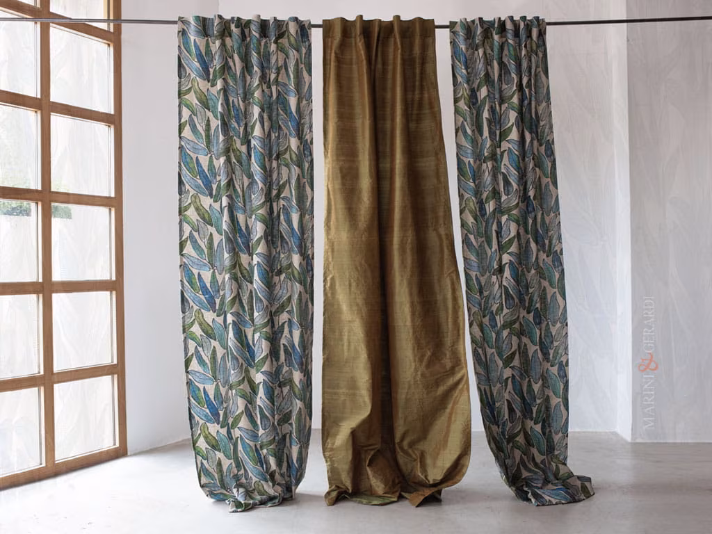 Tende camera da letto confezionate in lino con foglie verdi Tende camera da letto confezionate in lino con foglie verdi