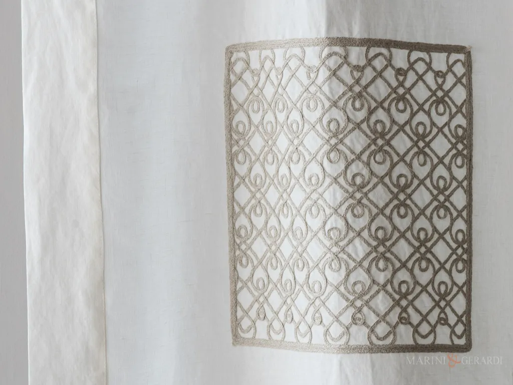 Tendine di lino ricamate con trenetta applicata ecru Tendine di lino ricamate con trenetta applicata ecru