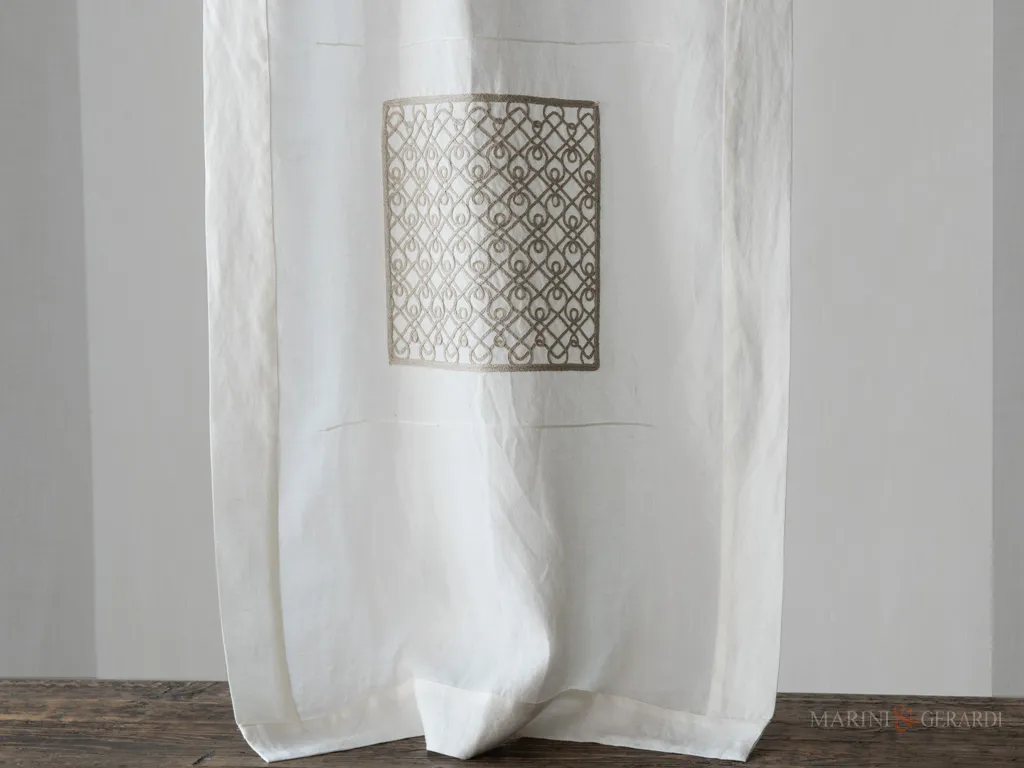 Tendine in lino ricamate con trenetta applicata ecru Tendine in lino ricamate con trenetta applicata ecru