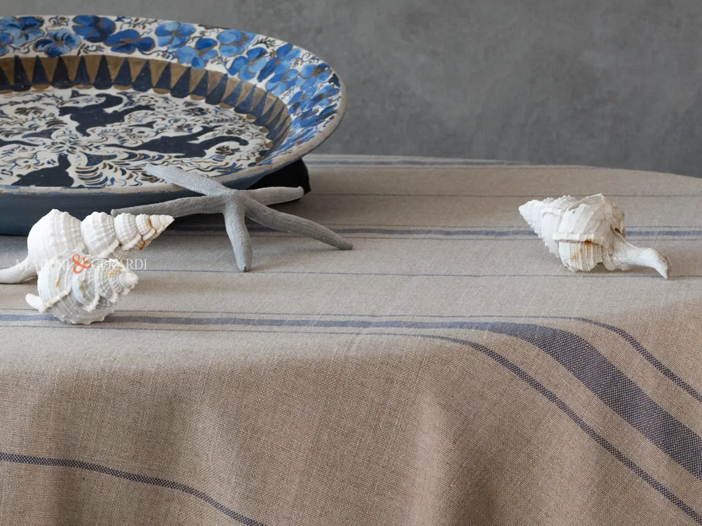 Tovaglia rettangolare con tovaglioli a righe blu Tovaglia rettangolare con tovaglioli a righe blu