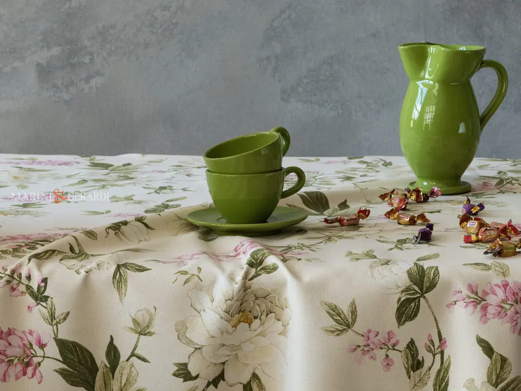Tovaglia a fiori per tavolo rettangolare con tazze verdi Tovaglia a fiori per tavolo rettangolare con tazze verdi